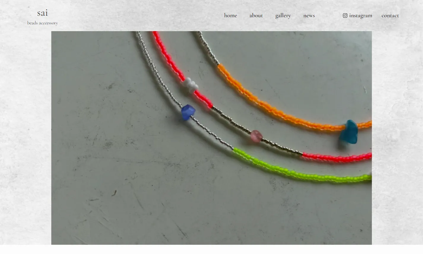 sai beads accessory のサイトのトップ画面。白を基調にしたギャラリーのような構成